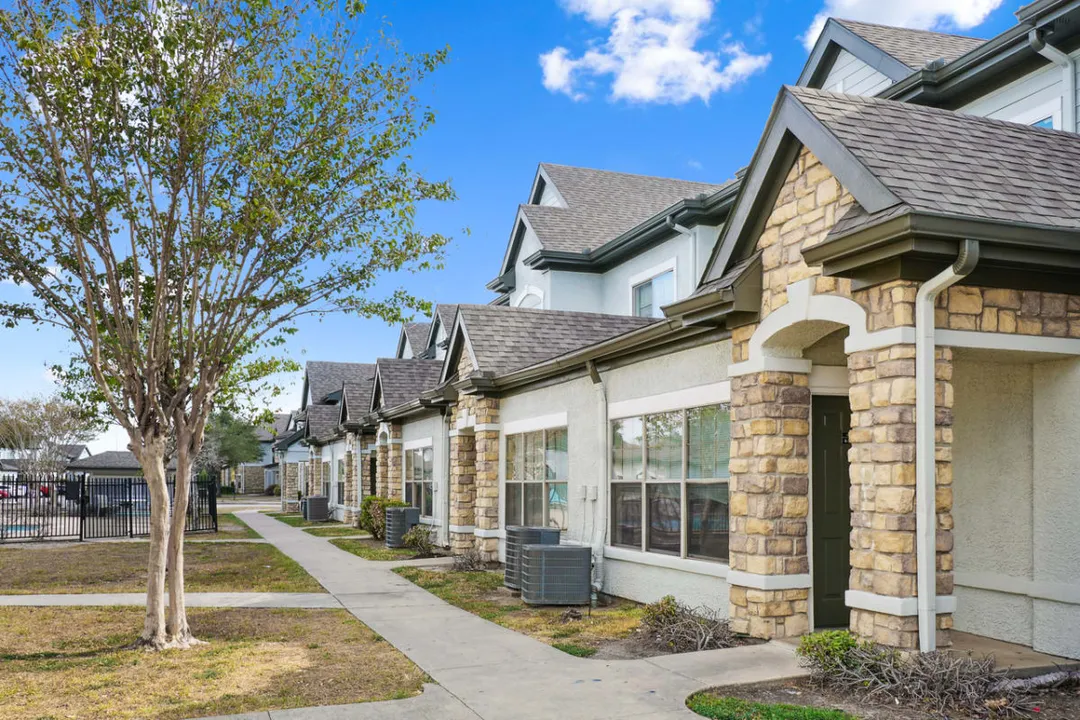 Champion Townhomes on the Green - Photo 6 of 31